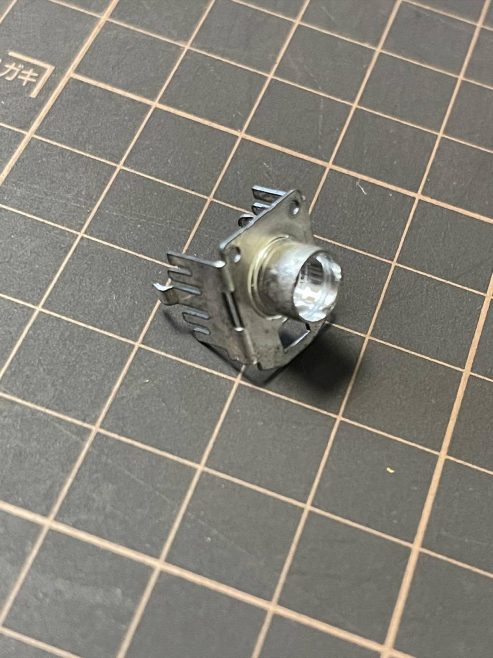 筒状部分と穴あけを備えた金属部品
