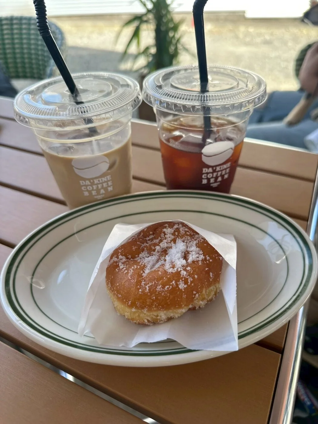DA'KINE COFFEE BEANのアイスコーヒーとハワイのスイーツ・マラサダ